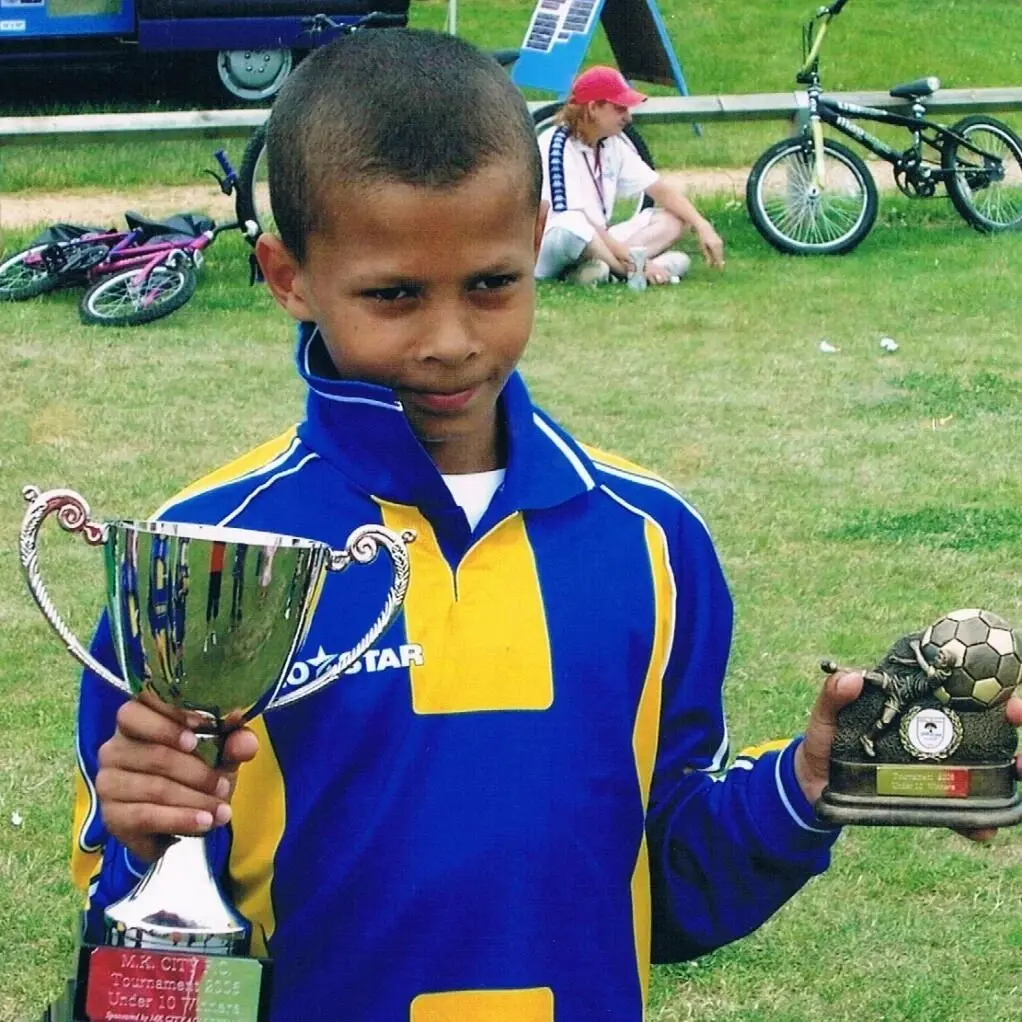 出场时间只, 母收养, 在热刺效力 出场时间只, 母收养, 在热刺效力